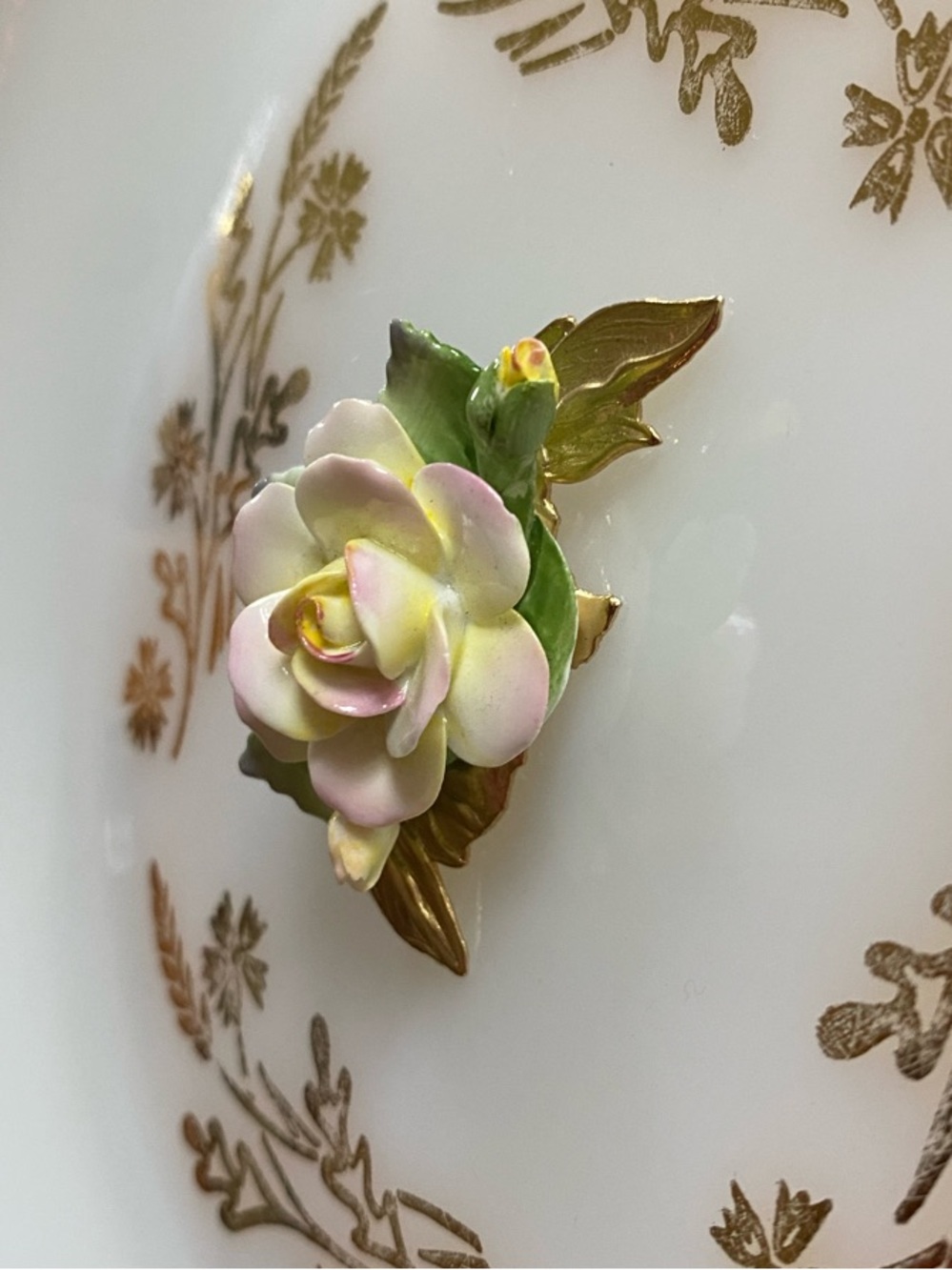 Vtg 1960’s Porcelain Pink & Green Rose Brooch with Gold Leaves 2” Grama Core - Picture 2 of 9